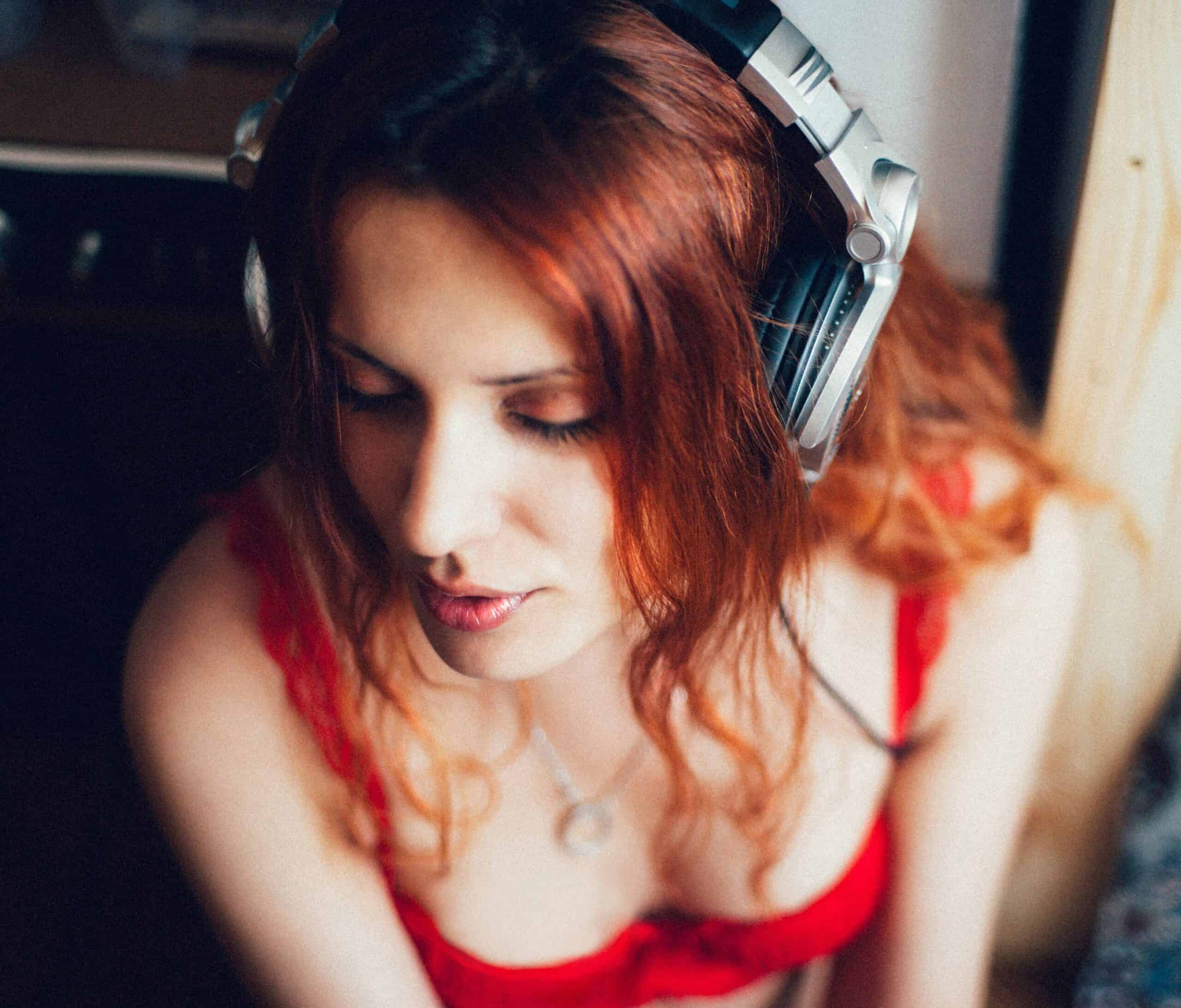 Erfahrungsbericht als Escort Neuling mit Mariella von Bells Escort - Frau mit Kopfhörer und roten BH