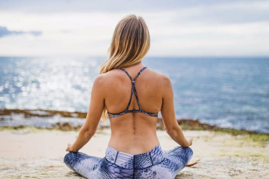 Coverbild zum Artiek lErstes Escortdate mit Dame am Strand beim Yoga