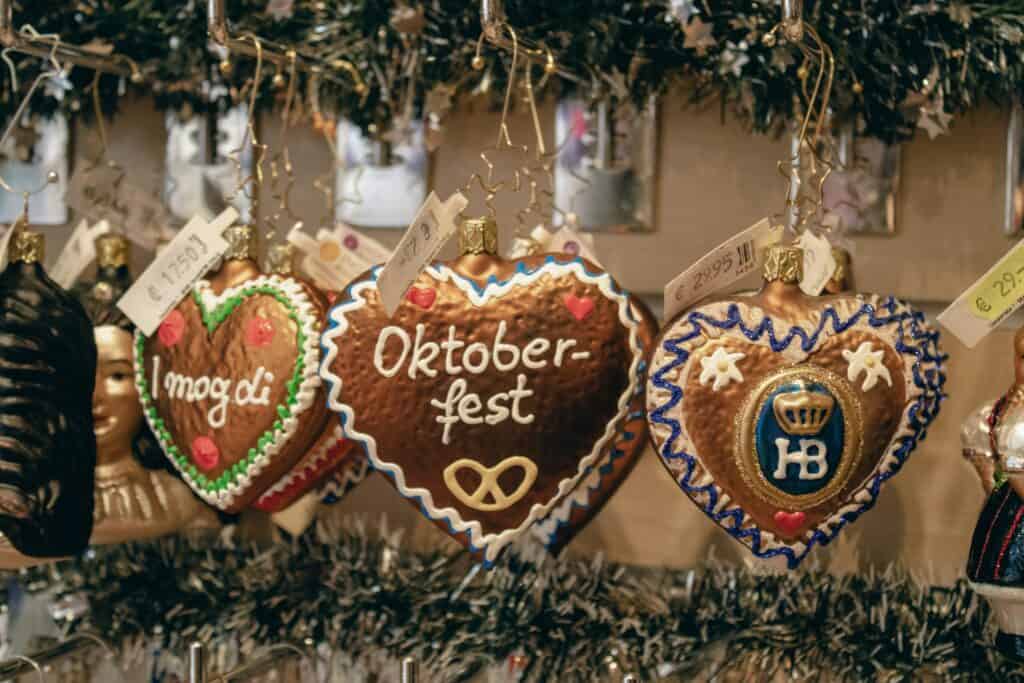 Lebkuchen in Herzform auf dem Oktoberfest für Callgirls München