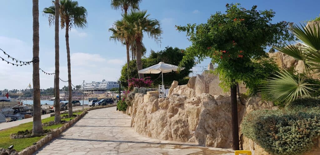 Uferstraße in Paphos auf Zypern als Sitz von BB Escort laut Impressum.