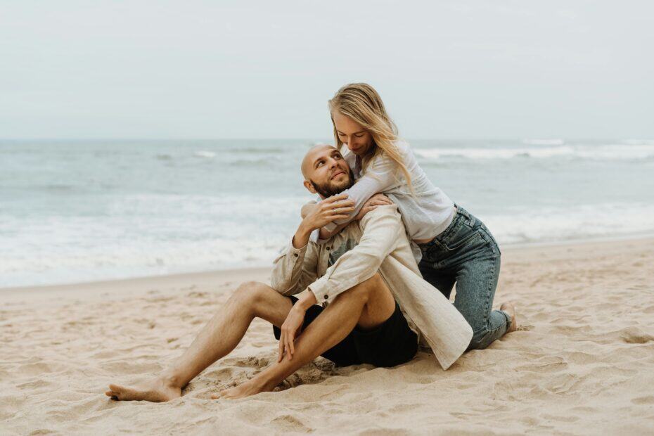 Coverbild zum Bericht über Liebesmädchen Escort mit einem Paar am Strand kuschelnd.