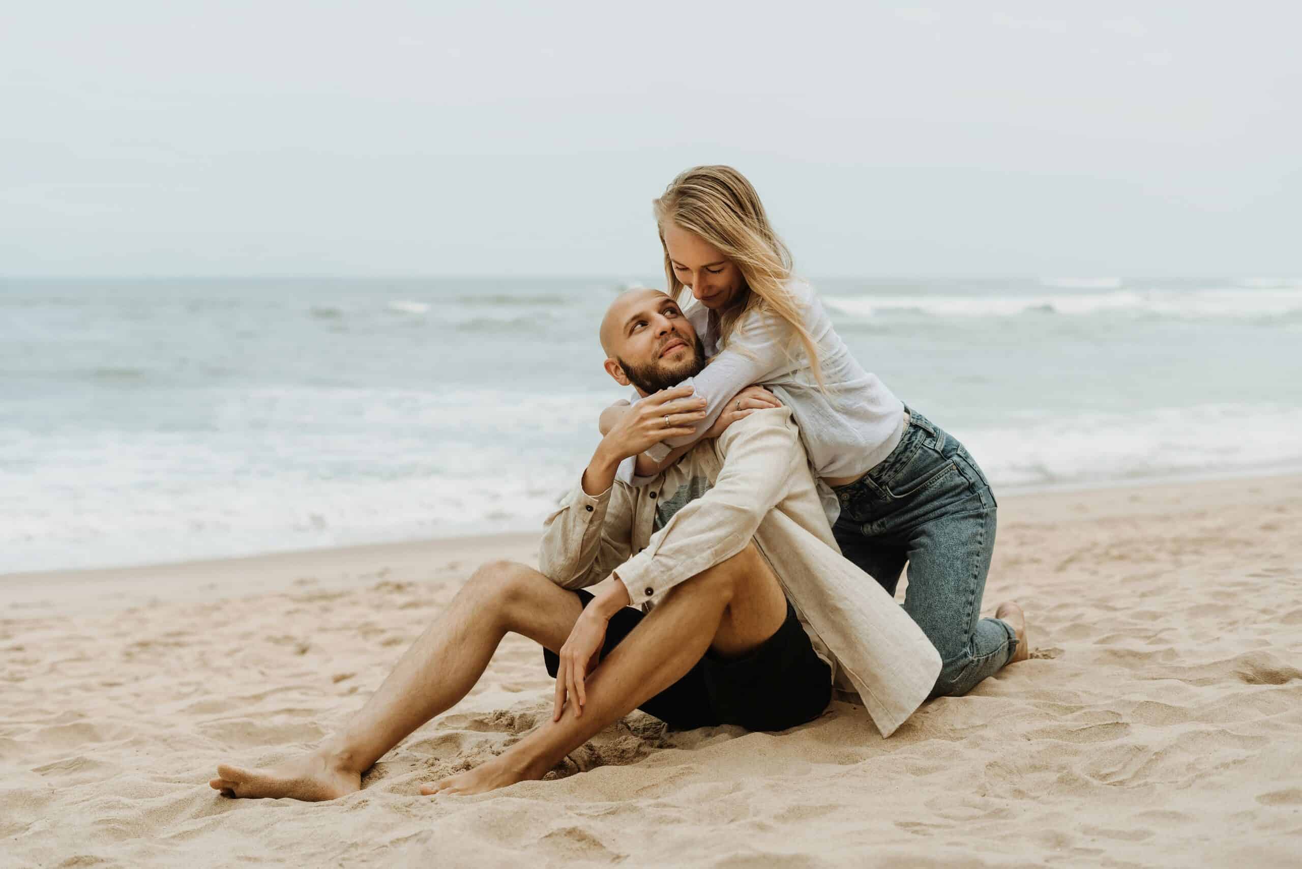 Coverbild zum Bericht über Liebesmädchen Escort mit einem Paar am Strand kuschelnd.