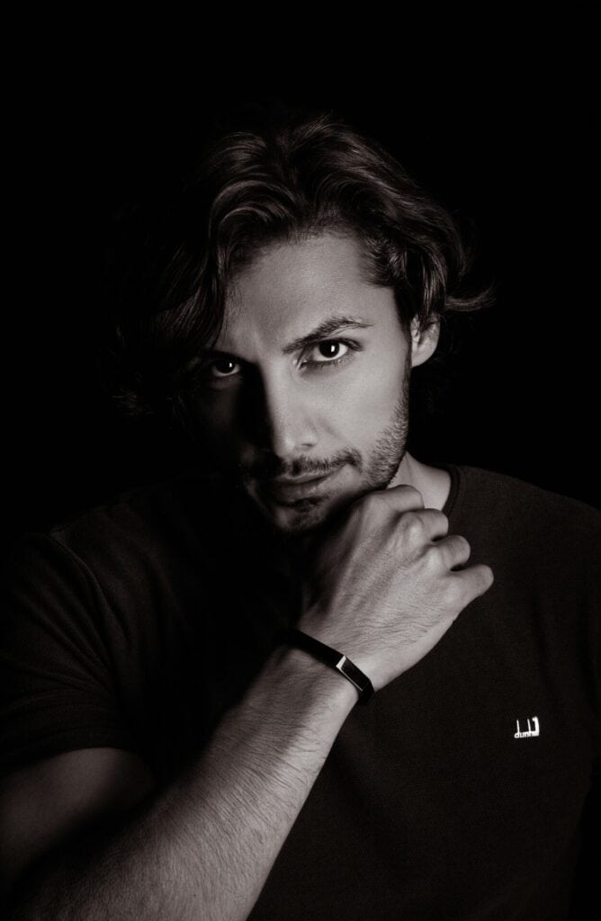 Mann in schwarzen Klamotten