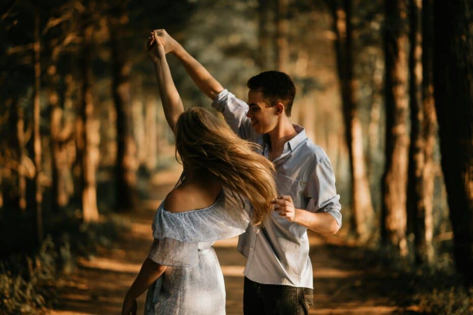 Geliebte auf Zeit für eine schöne Escort Erfahrung. Tanzend im Wald.