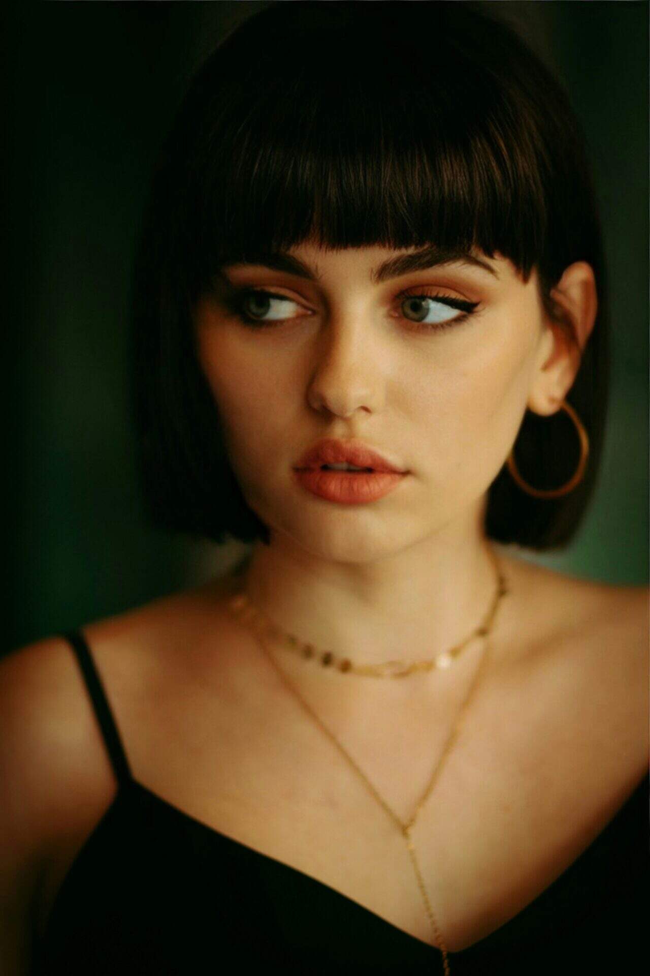 Independent Escort werden - Eine elegante Frau in Schwarz.