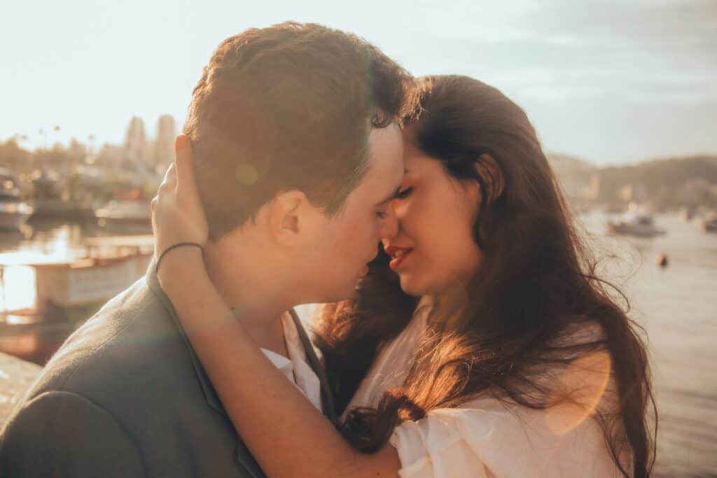 Mein erstes Mal Sex sollte mit einer Escort stattfinden. Beispielbild für einen innigen Kuss.