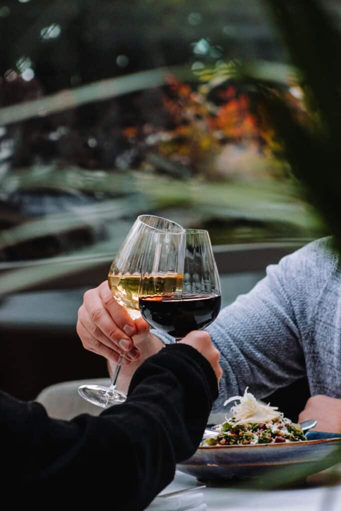 Mit Gläsern anstoßen während Date Night