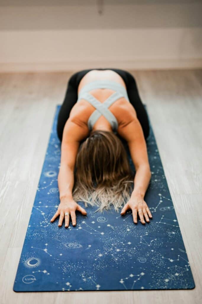 Yoga Übung Kindeshaltung