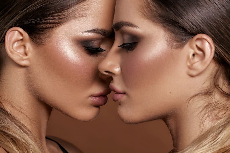 Zwei attraktive Frauenin glamorösen Make-up als Coverbild zum Artikel über Legendary Escort.