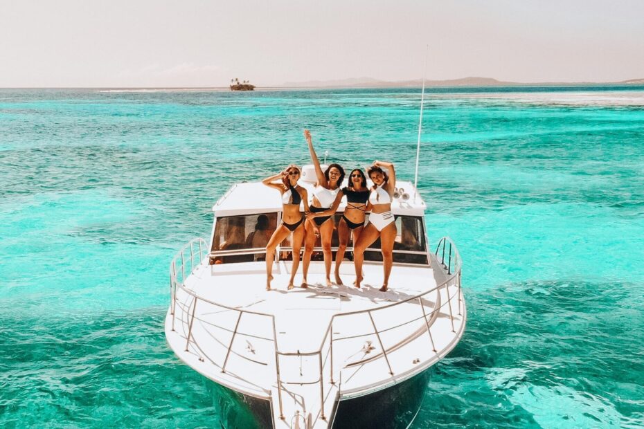 Frauen auf einer Luxusyacht feiernd im Bikini als Cover zum Bericht über Escoreal Escort
