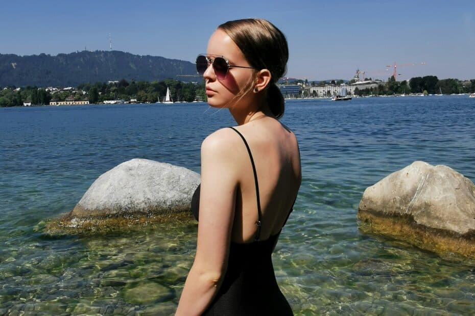 Coverbild zum Artikel über Jade Escort mit einer Frau im Badeanzug am Zürich See.