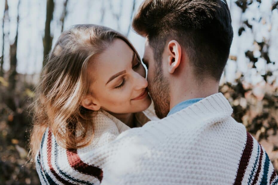 Coverbild zum Artikel über 24 Idee zur Gestaltung eines Escort Date mit einem küssenden Paar.