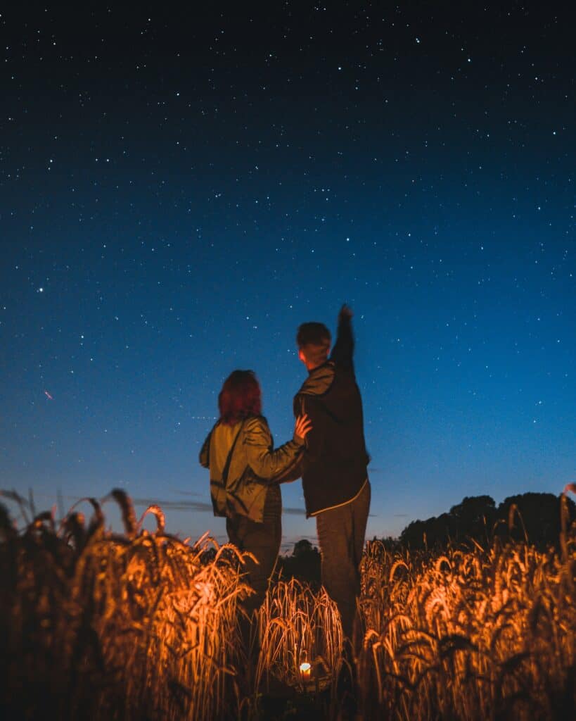 Duo Date Erfahrungen mit einem Paar unter dem Sternenhimmel.