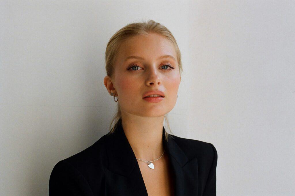 Coverbild einer blonden und elegant gekleideten Frau zum Artikel über onevibe Escort.