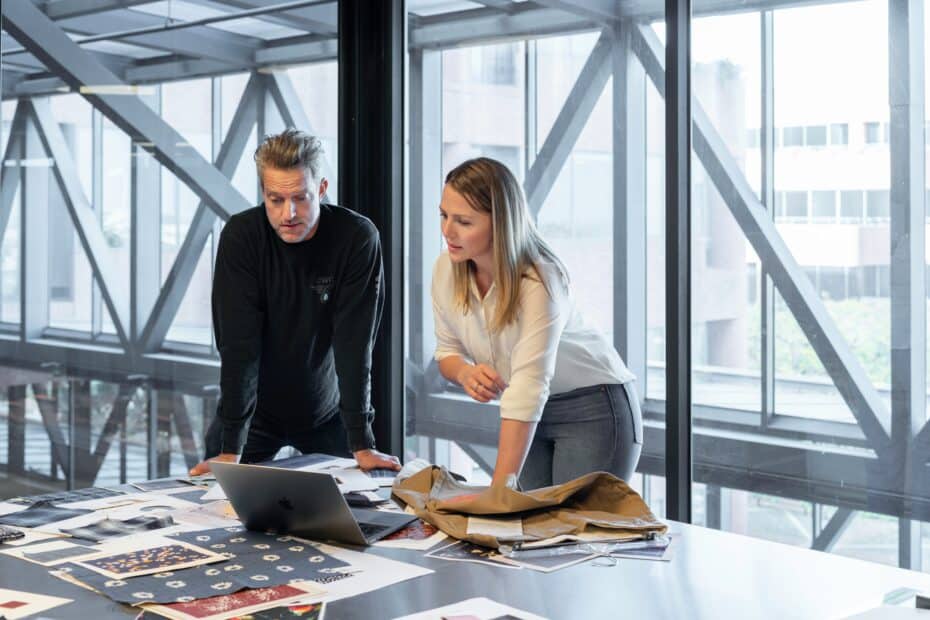 Coverbild zum Artikel über Business Escort mit einer Frau und einem Mann im Büro bei der Arbeit.