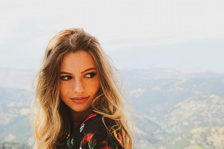 Die Bedeutung eines gelungenen Escort Matching - junge Frau im Porträt mit Fashion Look