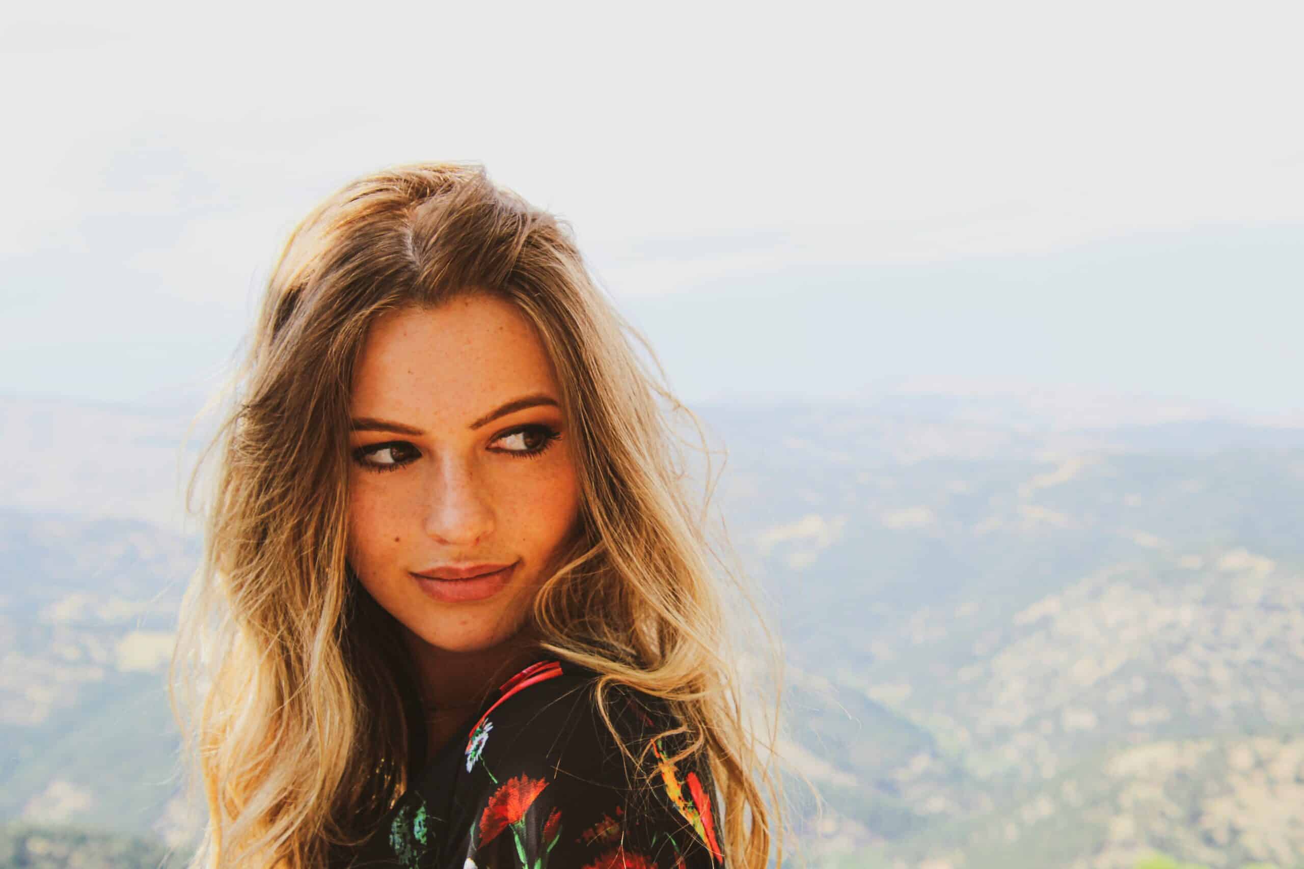 Die Bedeutung eines gelungenen Escort Matching - junge Frau im Porträt mit Fashion Look